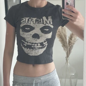 Croptop  - Croppad t-shirt från hm💕knappt använd, storlek xxs men passar upp till s🌸