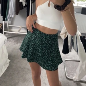 Blommig kjol - Så fin blommig kjol från zara som ej går att köpa längre. Inbyggda shorts, se bild 2! Endast testad hemma en gång så i nyskick!❤️