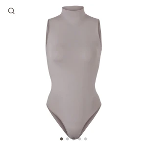 Skims body - Behöver tyvärr sälja min skims body i färgen smoke då den blivit för liten på mig ): kom med bra prisförslag vid intresse 🫶🏻