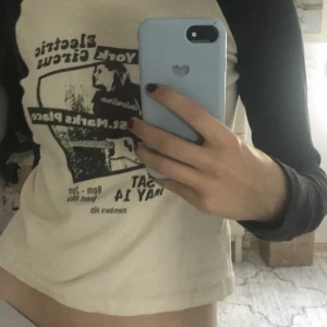 Långärmad med tryck - Tröja från Brandy melville! Den har inga tecken på användning, tryck på köp nu!  Köpt för 220 <3