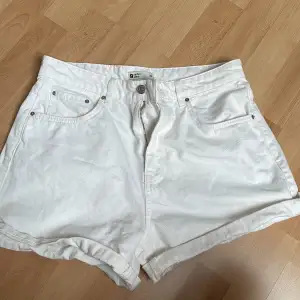 Vita jeansshorts från GinaTricot. Använda ett fåtal gånger under förra sommaren.