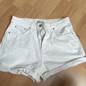 Jeanshorts - Vita jeansshorts från GinaTricot. Använda ett fåtal gånger under förra sommaren.