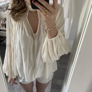 Blus - Så fin blus med knytning i nacken, köparen står för frakt 💕