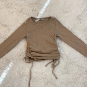 Pull & bear topp - Säljer eftersom den inte kommer till användning. Snörad på sidorna och jätte fint skick!💕 