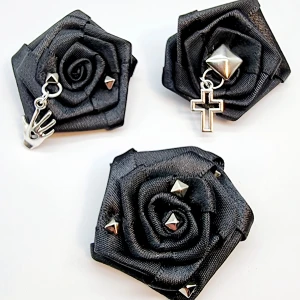 Handgjorda hårklämmor  - Unik hårspännen 🎀. Material:textil, zinklegeringar. Mått: 4,5cm. 1för-30kr, 2för-50kr,3för-75kr