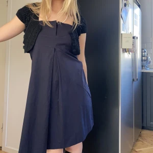 Filippa K klänning  - Supersöt klänning från Filippa K! Som ni ser har jag stylat den med en liten kofta så det är bara vanliga straps. 