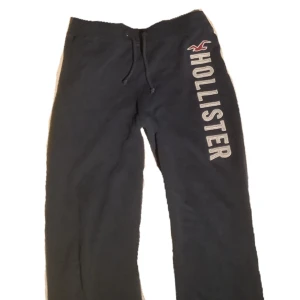 Low waisted hollister mjukisbyxor - Köpta 2018 typ, vad jag vet så har dom inte kvar denna modell längre som blivit trendig igen. 