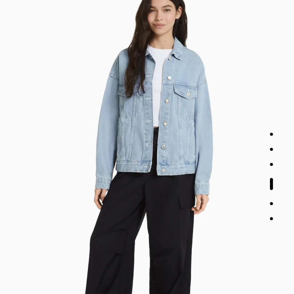 Blåa overzise jeans jacka från bershka❤️ är i helt nyskick💗 men passar mig perfekt som brukar bära S, nypris 399. Jackor.