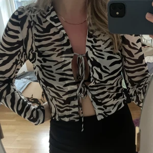 Festtopp - En ball festtopp i zebraprint. Är i mesh, med 2 knytningar över bysten. Kommer från ASOS i storlek 34 (XS). Sparsamt använd så är i fint skick!❤️‍🔥❤️‍🔥tillkommer frakt