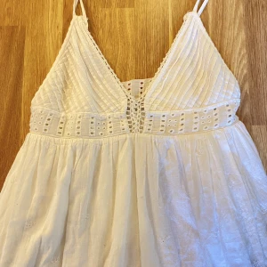 sommar klänning - super fin sommarklänning i storlek S.  jag har aldrig använt den då den är för små runt brösten, önskar dock jag kunde.  säljes för 150kr, man står själv för frakt💓💓