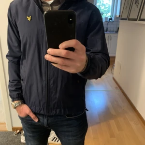 Lyle & Scott jacka/vindjacka  - Tunnare Jacka från Lyle&Scott  Storlek står S i jackan, men sitter som en M. Den är i bra skick. 