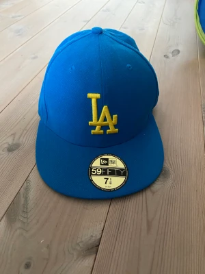 New era keps - Asfet gul och blå new era keps. Köpare står för frakten