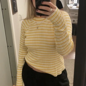 tröja - somrig tröja, sparsamt använd! liten i storleken, skulle säga att det är mer en S än L