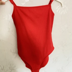 Röd body - Säljer denna röda body i storlek S. Aldrig använd. Köpt för 200kr säljer för 100kr