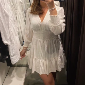 Zara vit klänning - Klänning från zara i fint skick, köpt förra året och använd ca 2 gånger. Första bilden är lånad, andra är min & tredje är hur den ser ut på hemsidan. Säljer för 280kr