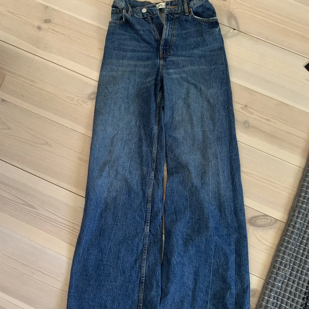 Ganska mörkblåa jeans från Zara. XS men ganska långa.. Jeans & Byxor.