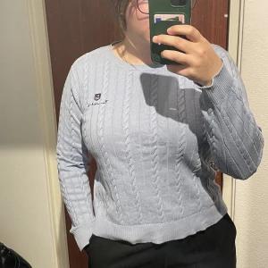 Kabelstickad tröja - Kabelstickad bondelid tröja i fint skick. Storlek S. Knappt använd. 