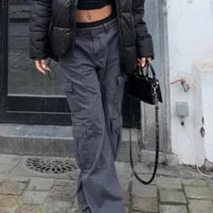 Cargopants - Gråa cargobyxor från bershka, köpta för 400 och har inga tecken på användning <3 De är även justerbara i midjan.