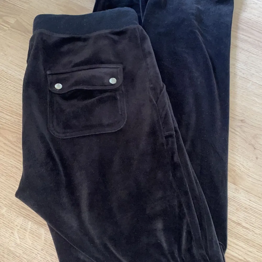 Jag säljer mina svarta juicy byxor, dom är väldigt använda men det finns inga hål eller skador dom är bara lite urtvättade i yttermaterialet, men fortfarande jätte sköna!. Jeans & Byxor.