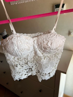 Vit topp - Super fin topp med blommigt mönster, passar 34-36. Använd men jätte bra skick💗 