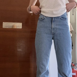 Ljus blåa jeans - Ljus blå högmidjade jeans från weekday. Modellen är rowe. Ny pris 590kr