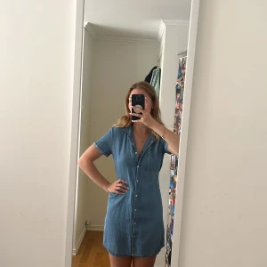 Jeansklänning  - Jättefin jeansklänning från & other stories💙💙