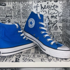 Converse  - Säljer ett par blåa oanvända converse från 2000s  Väldigt bra kvalitet, extremt bra behandlade. Kan gå ner i pris vid snabb affär‼️