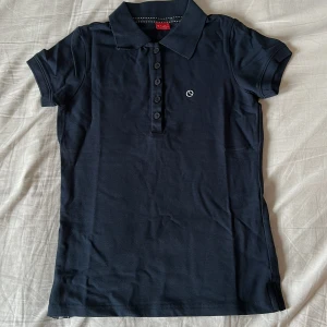 Jättesnygg tennis tröja❤️‍🔥🤟 - Mörkblå tennis tröja från Björn Borg❤️ aldrig använd, den är storlek L men den passar för S och M också den är väldigt stretchig!