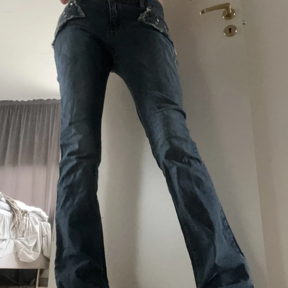 Säljer dessa unika jeans med detaljer på💙är 172 . Jeans & Byxor.