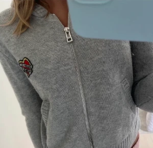 Zadig Voltaire stickad hoodie - Säljer nu min super fina stickade zadig Voltaire hoodie som är perfekt nu till vintern💗Den har inga defekter och är nästan som ny💗bilderna är lånade men det är bara att säga till om man vill va egna bilder💗tveka inte om att kontakta💗