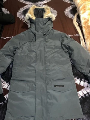 Äkta/Autenthic Canada Goose Winter Jacket - En Canada Goose jacka i mycket fin och ny skick för salu. Vid intresse och mer information om jackan så skriver ni i dm. Pss! Pris kan sänkas vid snabb affär.