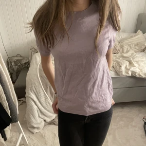 Stickad T-shirt  - Såå fin ljuslila stickad T-shirt säljer då den inte kommer till användning💕🛍️ använd gärna köp nu!😇