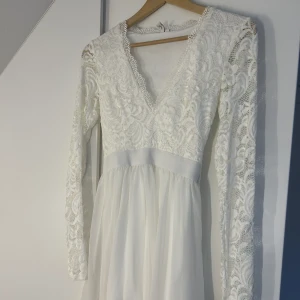 Skolavslutning/StudentKlänning  - Säljer denna klänning som är använd en skolavslutning. Köpt på Nelly i storlek XS.