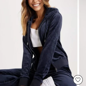 Juicy sätt mörkblå  - Säljer detta super snygga och trendiga juicy sättet ♾️ storlek: s (skulle mer säga xs-s) ♾️ inga defekter ♾️ pris kan diskuteras💗