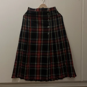 Plisserad långkjol, skotskrutig, vintage - Superfin långkjol, plisserad och rutig. Omlottknäppning. I fint skick! Tippar på en XS-S, men ger gärna mått. 
