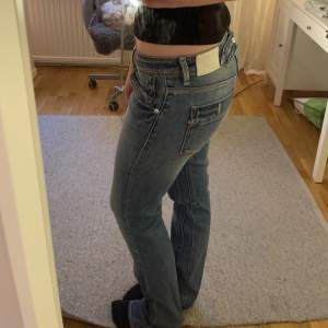 Så trendiga o snygga jeans i ekologiskt bomull från Kuyichi, modell ”sive”. Köpta på sellpy men är i så fint skick. Ascoola fickor o ”spänne” bak. Stretchiga o sköna. Dubbelkolla gärna med mig innan du trycker på ”köp nu” 