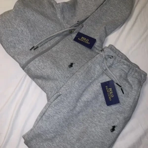 Polo Ralph lauren Tracksuit  - En grå polo ralph lauren Tracksuit. Äkta. Använd upp till 10 gånger med någon fläck av något slag som inte jag har märkt föränn nu när jag kollade jätte jätte noga.