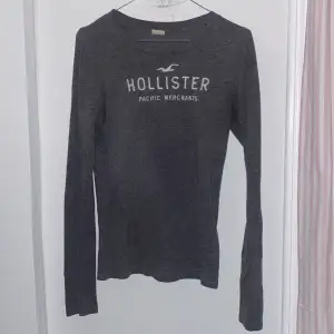 Säljer denna Hollister tröja använd typ fem gånger jätte bra sick storlek M men sitter som s 100kr +frakt som är 54 kr =154