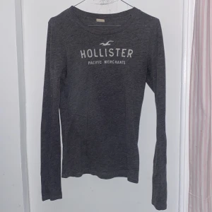 Hollister tröja  - Säljer denna Hollister tröja använd typ fem gånger jätte bra sick storlek M men sitter som s 100kr +frakt som är 54 kr =154