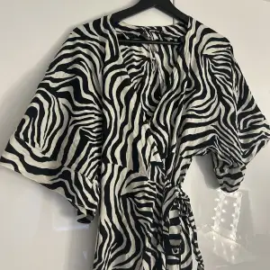 Zebraklänning från Gina Tricot