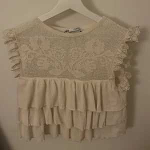 Zara topp  - Säljer denna super fina topp pågrund av att jag haft den i ett år men aldrig använt den. 