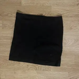 svart kjol från h&m storlek s. använd ett fåtal gånger. bra skick!