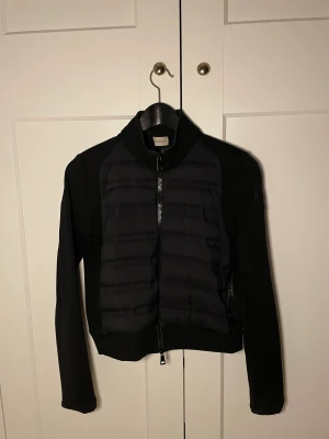 Moncler jacka - Säljer denna jätte snygga moncler jacka!! Den har inga defekter och är köpt på plick, därav finns inget äkthetsbevis!🩷 pris kan diskuteras och frakten ingår i priset❣️😊😊