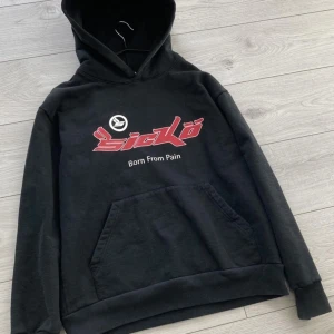Sicko born from pain - Sicko born from pain hoodie min holy grail ong🤞 osäker på om jag ens ska sälja, materialet är legit nåt annat skönaste materialet på en tröja du kan hitta🪖⚔️