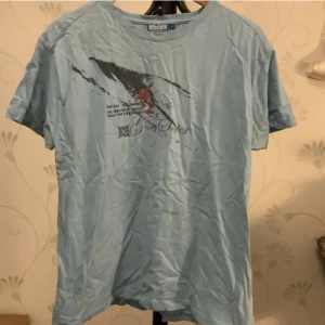 Blå t-shirt  - Unik blå t-shirt som i väldigt fint skick! Storlek S/M