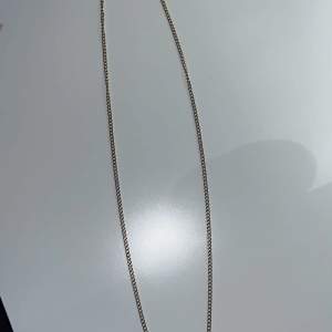 Lång guldkedja kan användas som kortare halsband också om man snurrar det eller som armband🤍 