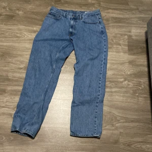 Jeans-VAILENT - Skick: 10/10. Köpt på carlings för 700 Modellen är cirka 183cm och 74kg