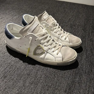 Philip model skor  - Ett par sjukt fräscha skor från Philip model 🧟‍♂️ Storlek 46🧟‍♂️ skick 7.5/10🧟‍♂️ köpta för 4200kr 🧟‍♂️ Vid minsta fundering är det bara att skriva ✅