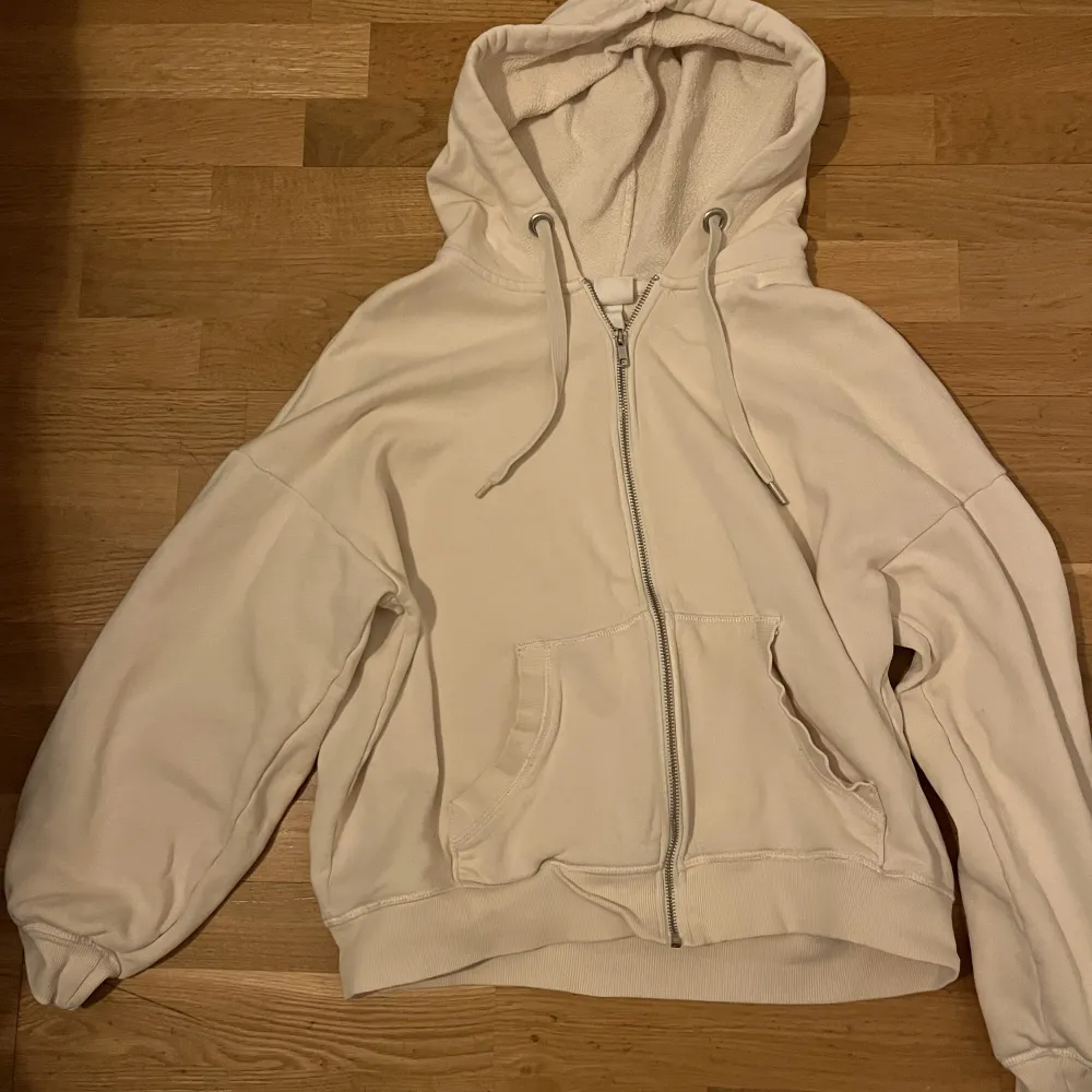 Jätteskön och snygg zip-up hoodie från hm💞Säljer då den inte kommer till användning, bra skick. Storlek xs🤍. Hoodies.