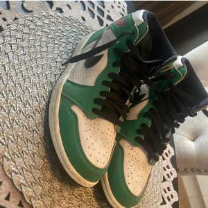 Air Jordan 1 Retro High OG ”Lucky green” - Köpte skorna för 1 år sen dem är relativ nya lite slitna  Dem är riktiga, har kvitto från farfetch   Pris går att diskutera 